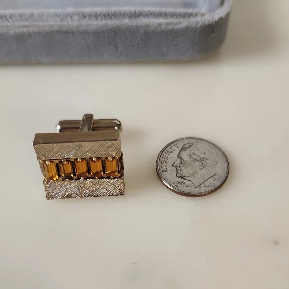 Vintage | Gold-Tone Men’s Cufflinks with Amber Stone Inlay